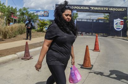 Veronica Chávez, esposa del periodista Miguel Mora, detenido en El Chipote, en uno de sus intentos para llevar agua y comida a su marido a la cárcel.