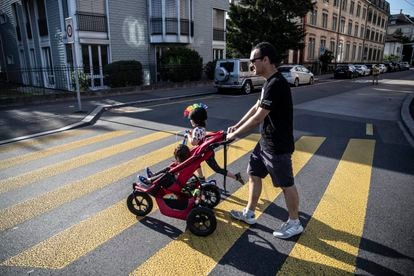 Ramón paseando a sus hijas en Zúrich, donde reside desde 2010.