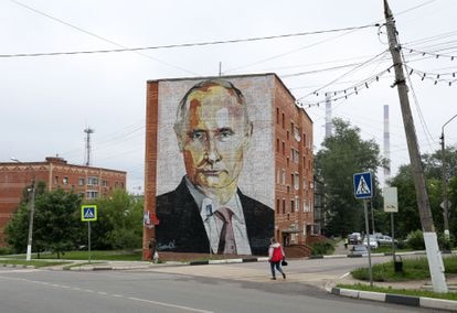 Un mural con un retrato del presidente ruso, Vladimir Putin, en la localidad de Kashira, próxima a Moscú.