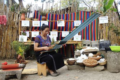 El elevado simbolismo de la mujer tejedora maya ha sido utilizado por Guatemala para atraer turismo y divisas, dinero que, según las mujeres del Movimiento Nacional de Tejedoras, no se reinvierte en ellas ni en las comunidades indígenas guatemaltecas.