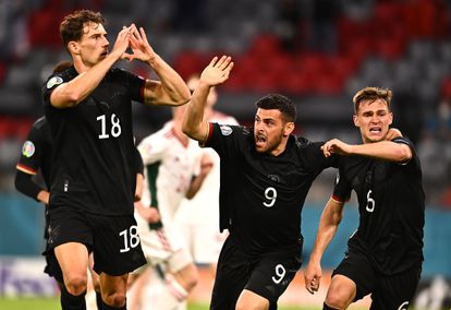 Goretzka hace el símbolo del corazón con las manos tras su gol a Hungría.