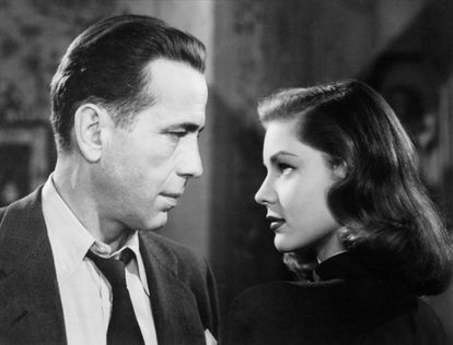 En 'El sueño eterno', Humphrey Bogart dio vida a Philip Marlowe (en la imagen, con Lauren Bacall), y dejó para la posteridad la imagen de detective privado que ha calado en la imaginación de los espectadores. 