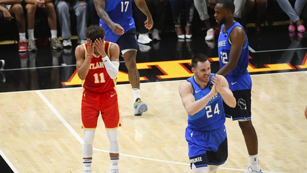 Trae Young reacciona a un fallo en el tercer partido de las Finales de la Conferencia Este entre los Atlanta Hawks y los Milwaukee Bucks.