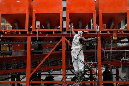 Un trabajador en una fábrica de gas reciclado en Nueva York (Estados Unidos), el pasado 3 de junio.