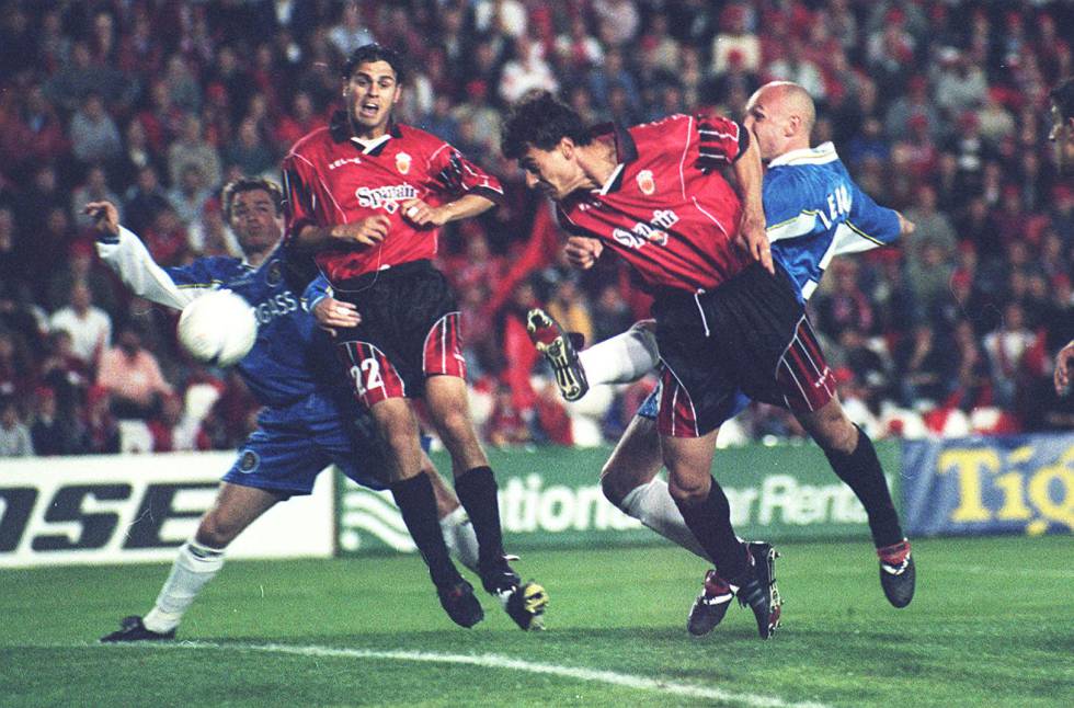 Graeme Le Saux, al fondo a la izquierda con la camiseta del Chelsea, en el encuentro de ida de semifinales de la Recopa de 1999 en Son Moix contra el RCD Mallorca.