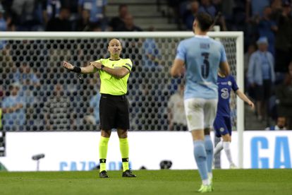 Mateu Lahoz gesticula durante la final de la Champions League ante unas supuestas manos. 