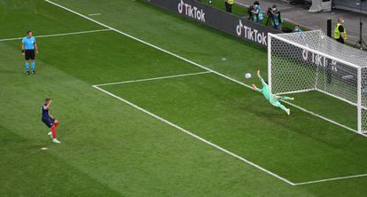 Mbappé falla el quinto penalti ante Suiza.