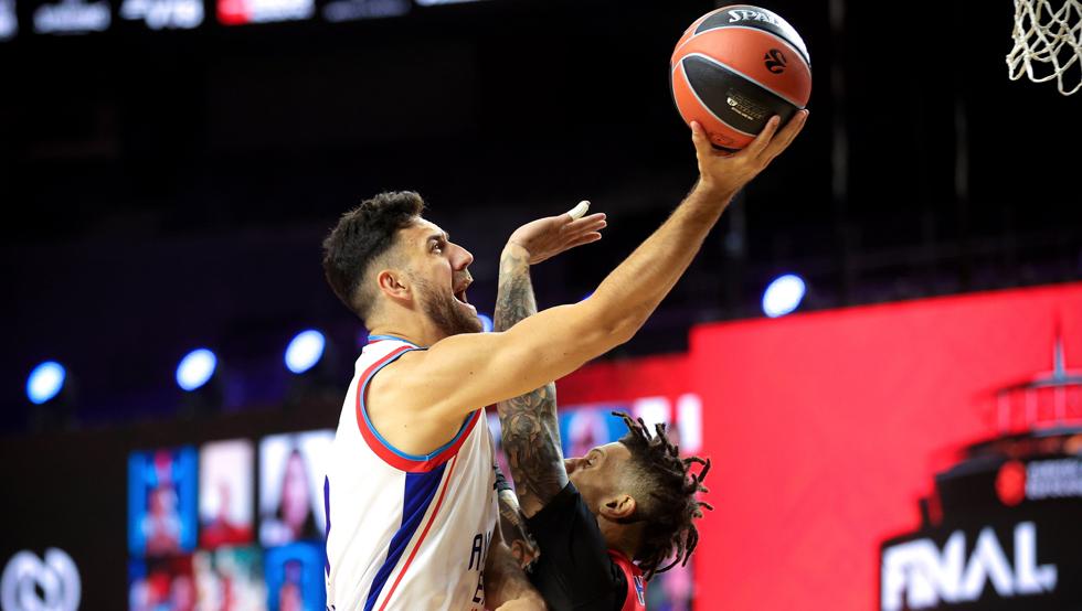 Micic y Larkin abusan del Fenerbahce en la final de la liga turca