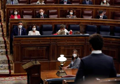 El líder del PP, Pablo Casado, se dirige al presidente del Gobierno, Pedro Sánchez, durante una sesión de control en el Congreso.