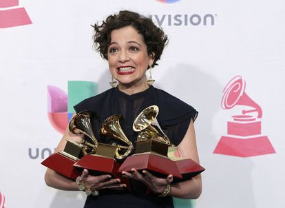 La mexicana Natalia Lafourcade posa con los premios que recibió en la gala de los Grammy Latinos en 2019. 