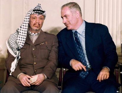 Benjamín Netanyahu con el líder palestino Yasir Arafat en la Casa Blanca en 1996.