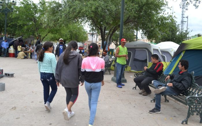 Organizaciones piden que migrantes sean incluidos en vacunación contra Covid-19 en frontera México-EU