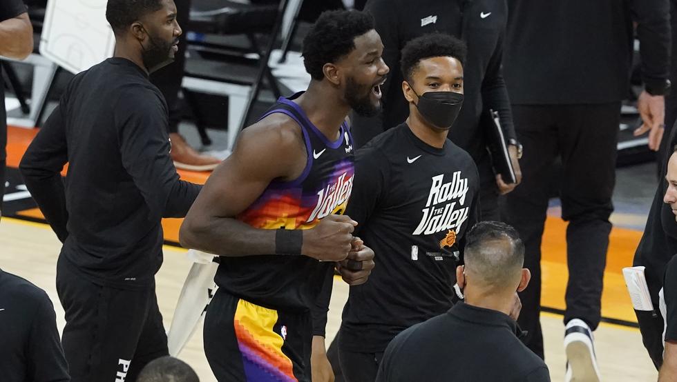 Deandre Ayton celebra su canasta ganadora en el segundo partido de la eliminatoria de playoffs entre los Suns y los Clippers.