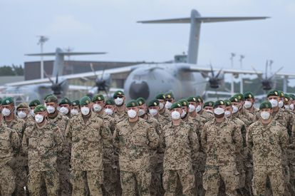 Las últimas tropas alemanas retiradas de Afganistán forman ante un avión A400M a su llegada a la base de Wunstorf, en Baja Sajonia, este miércoles.