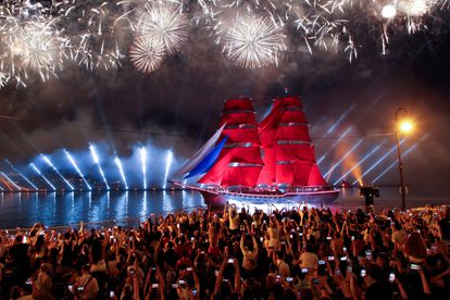 Cientos de espectadores observan los fuegos artificiales de la fiesta de las Velas Escarlatas, que se celebra en honor a los graduados de instituto en San Petersburgo, el pasado sábado. 