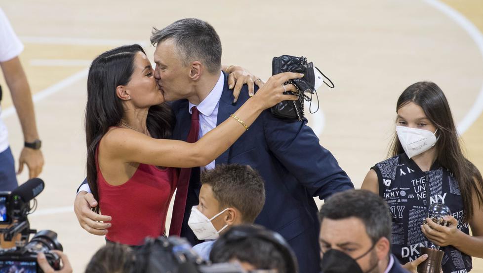 Saras Jasikevicius besa a su mujer después de dirigir al Barça al título de Liga