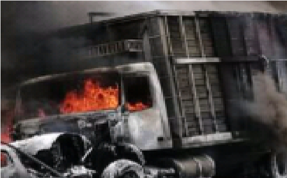 Se incendian dos autos, tras choque en la autopista México-Querétaro, por San Juan del Río
