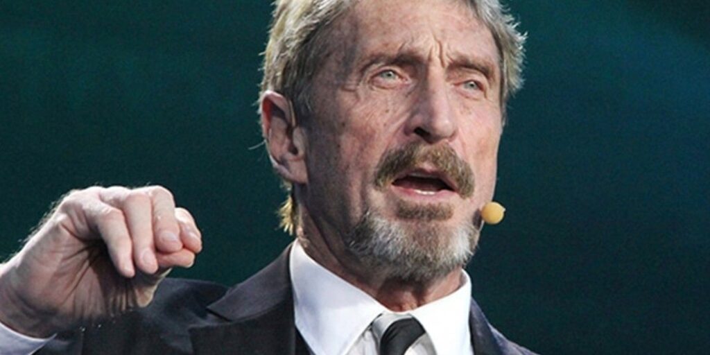 Se informa que John McAfee fue encontrado muerto en prisión después de que se concediera la extradición