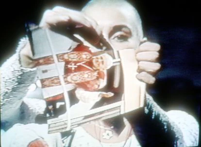Sinéad  O'Connor rompe la foto de Juan Pablo II en octubre de 1992 en el programa televisivo 'Saturday Night Live'. 