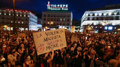 Participantes en la concentración contra la violencia machista en La Puerta del Sol de Madrid.
