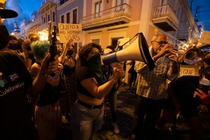 Una protesta frente a la residencia del Gobernador para exigir justicia por el feminicidio de Keishla Rodríguez y Andrea Ruiz Costas en San Juan, Puerto Rico.