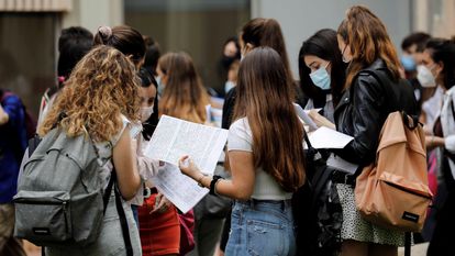 Un grupo de alumnos, a la entrada de las pruebas de la EVAU en la Politécnica de Valencia.