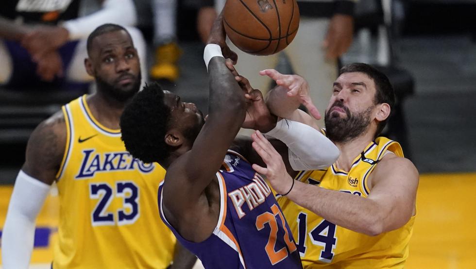 Deandre Ayton lucha con Marc Gasol y LeBron James durante el último partido de la temporada de Los Angeles Lakers en el Staples Center de L.A.