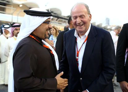 El príncipe heredero de Bahréin habla con Juan Carlos I en abril de 2015.