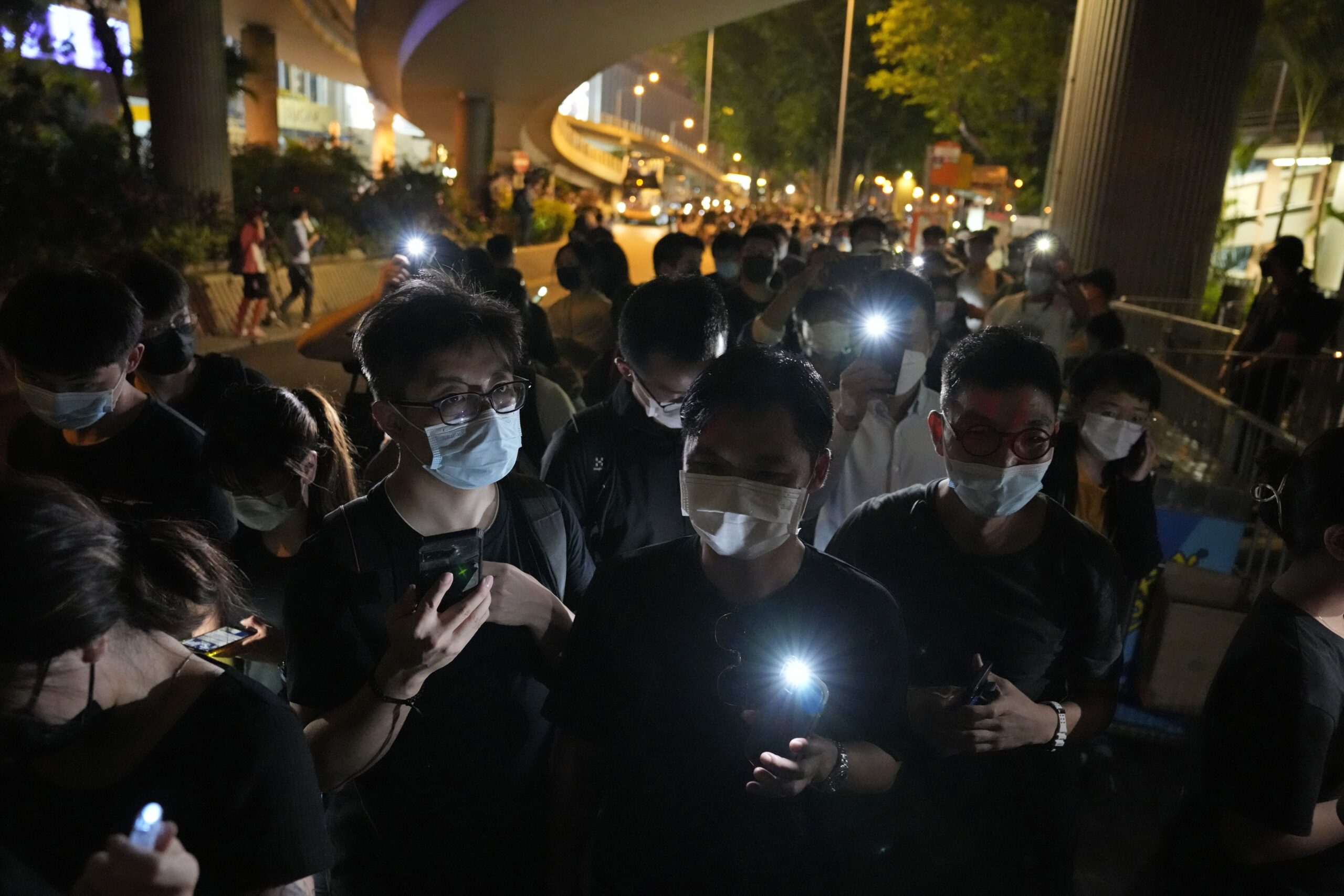 Velas en Hong Kong para recordar a las víctimas de Tiananmén pese al veto a la vigilia anual