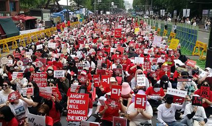 Imagen de una protesta en Seúl (Corea del Sur) el 9 de junio de 2018 contra las grabaciones no autorizadas que han sufrido algunas mujeres en este país. 