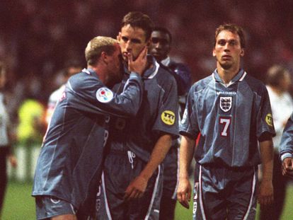 Gascoigne consuela a Southgate, que acaba de fallar el penalti decisivo en la semifinal de la Eurocopa de 1996.