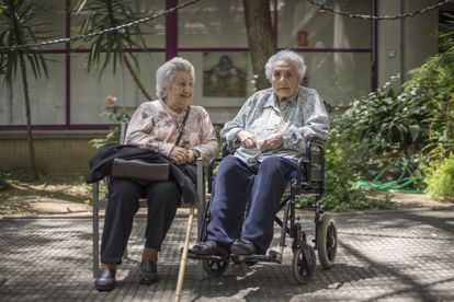 Ana Vela Rubio (en silla de ruedas), con 114 años y 221 días, junto a su hija Ana en 2016, en Barcelona.