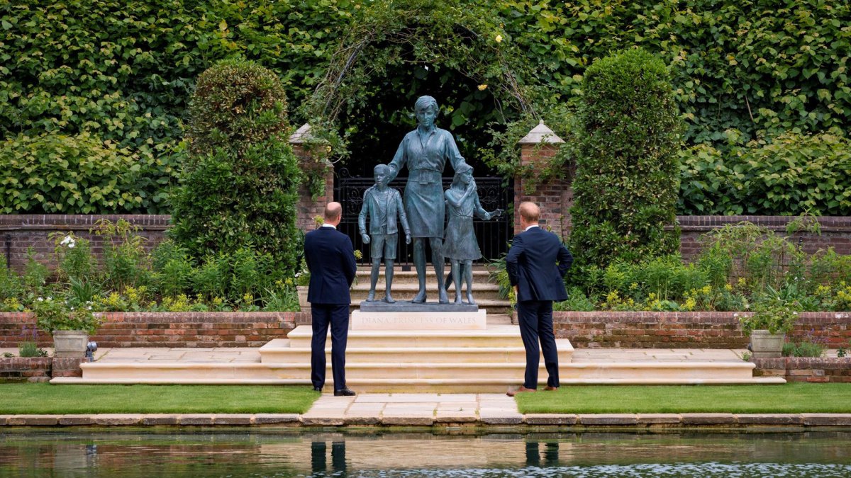 El significado de la estatua de la princesa Diana con 3 niños, develada por sus hijos William y Harry