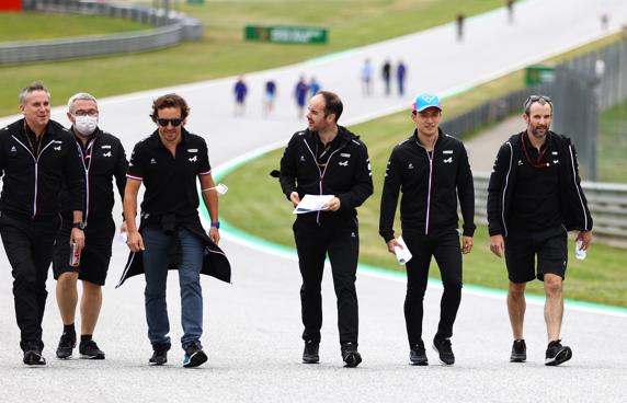 Alonso, junto a Zhou y los ingenieros de Alpine realizando el 'track walk' de los jueves