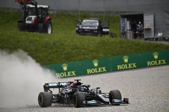 Lewis Hamilton  se sale de pista en la curva 4