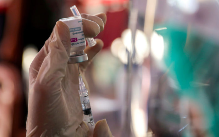 OMS celebra reporte sobre eficacia de dosis más espaciadas de vacuna de AstraZeneca