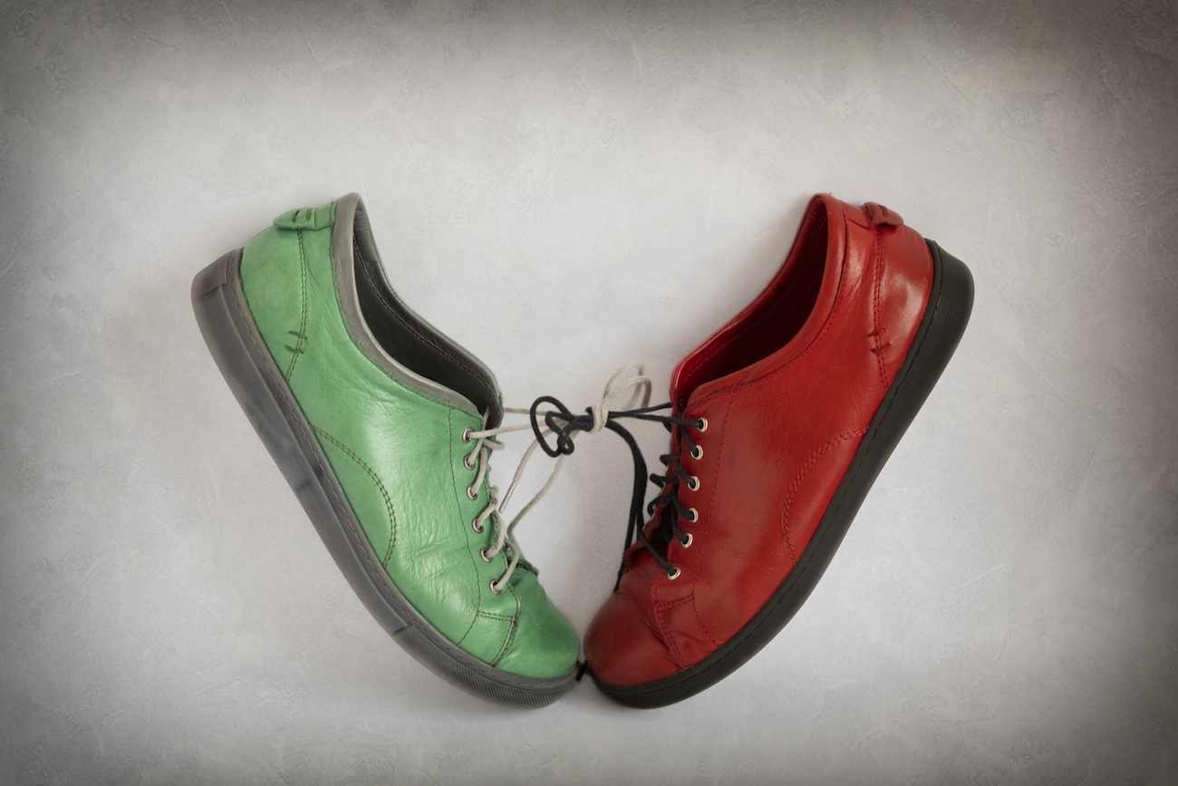 Un zapato rojo y verde atados juntos
