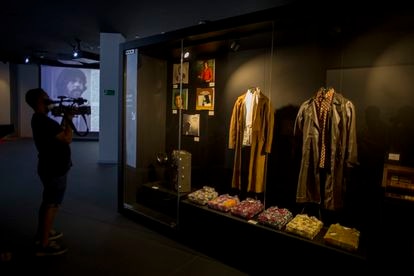 En la zona reservada a cómo se forjó la leyenda de Camarón, su museo muestra prendas y la grabadora que usaba para ensayar.