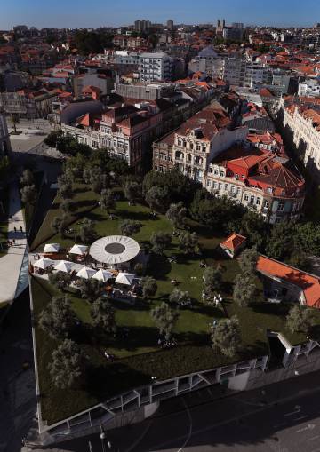 La terraza BASE, en el centro histórico de Oporto, vista desde la Torre de los Clérigos.