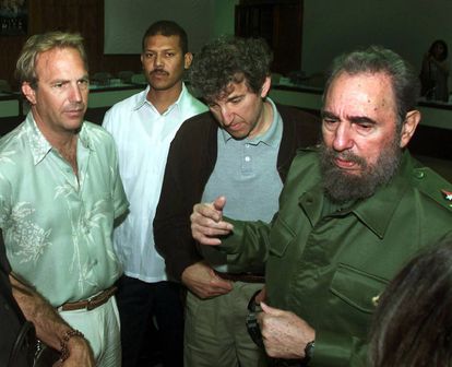 Kevin Costner y Fidel Castro, durante la estancia del actor en el Nacional en 2001.