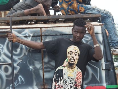 Un joven con una camiseta de líder del grupo terrorista  Boko Haram en Uagadugú.
