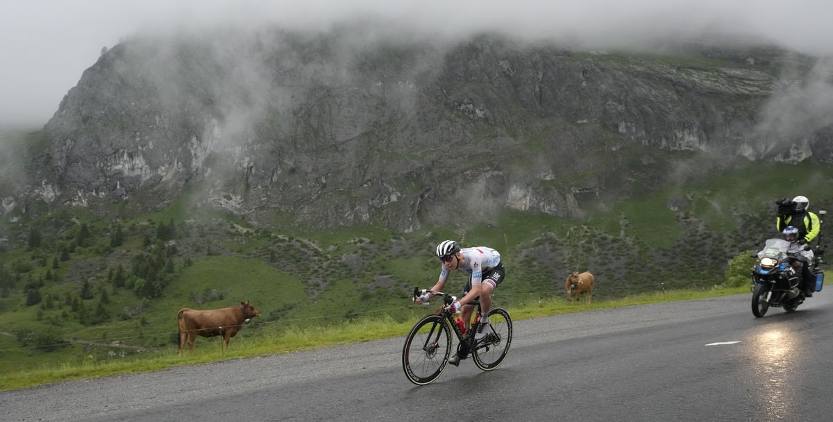 Un monstruo depredador devora el Tour de Francia en los Alpes