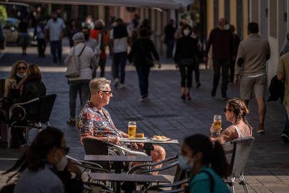 Dos turistas en una calle de Santa Cruz de Tenerife.