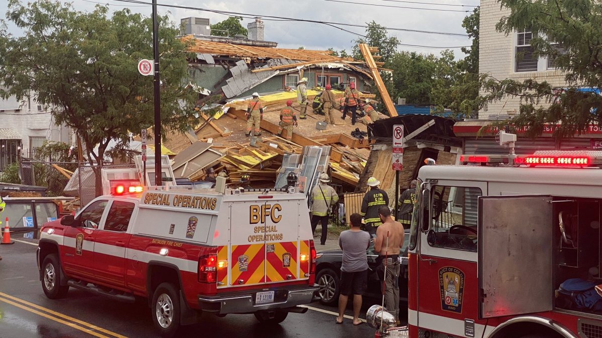 Rescatan a trabajador tras colapso de edificio en DC; hay 4 heridos