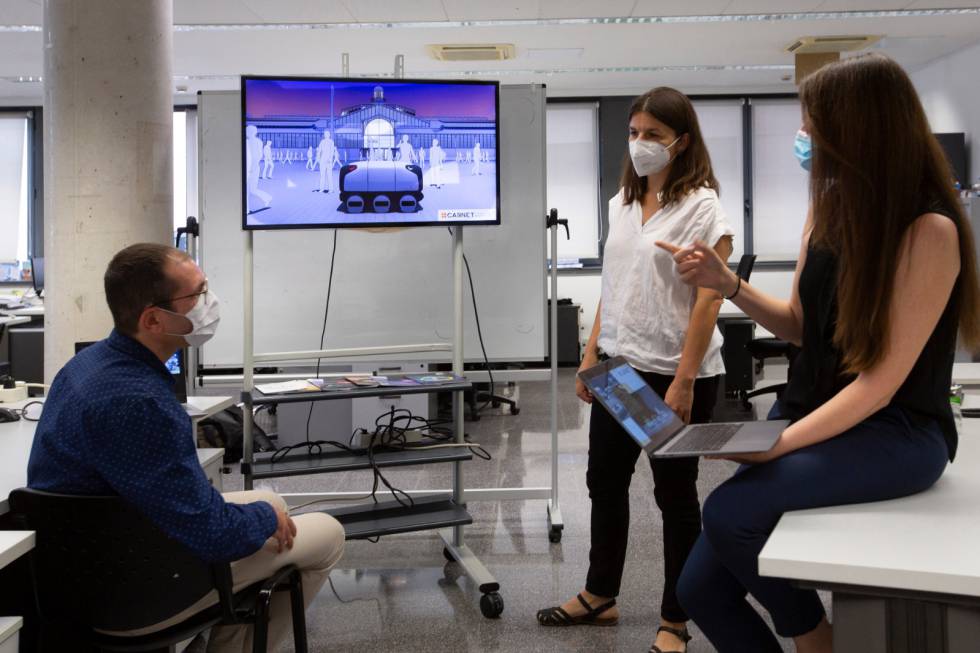 Alexandre Sánchez, Laia Pagès i Cristina Juárez, membres del grup de recerca de la Universitat Politècnica de Catalunya i Seat,que està desenvolupant un software per simular la visió que té el vehicle.