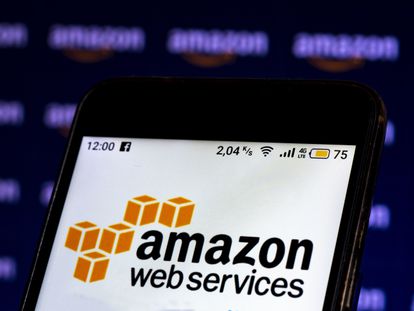 Logo de Amazon Web Services (AWS) en la pantalla de un teléfono.