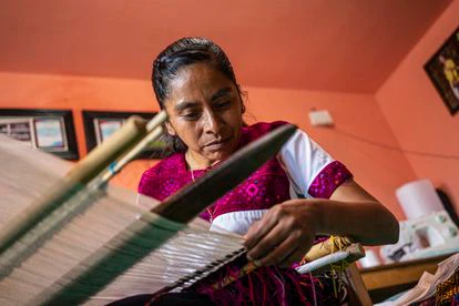 Francisca Pérez trabaja en su casa en el pueblo de San Andrés Larráinzar en el estado de Chiapas, el 29 de junio.