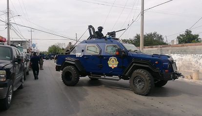 Miembros del grupo especial de la policía estatal de Tamaulipas, resguardan el área donde se enfrentaron a un grupo de delincuentes en Reynosa. 
