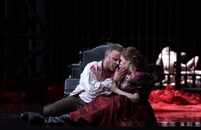 El torturado Mario (Joseph Calleja) y su amada Tosca (Sondra Radvanovsky), en el segundo acto de la ópera.