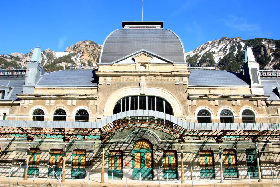 Con el estreno el pasado abril de una nueva línea férrea y el proyecto de convertir su icónica estación en un hotel, Canfranc busca retomar la conexión con Francia.